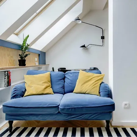 Hip Loft With Skylight Windows 아파트