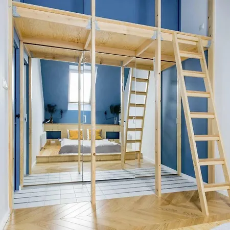 Hip Loft With Skylight Windows Daire *