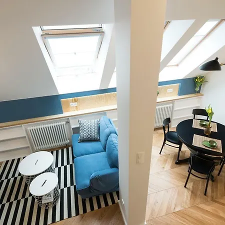 Hip Loft With Skylight Windows *